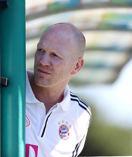 Impressionen aus dem Bayern-Trainingslager: Am Montag trainierten Claudio Pizarro und Arjen Robben individuell auf dem Nebenplatz, während der Rest des Kaders gemeinsam schwitzte. Jupp Heynckes leitete die Einheit trotz seines am Vortag erlittenen Faserrisses und auch Matthias Sammer streunte wie gewohnt mit skeptisch-konzentriertem Blick über das Trainingsgelände - sehen Sie hier die Bilder.