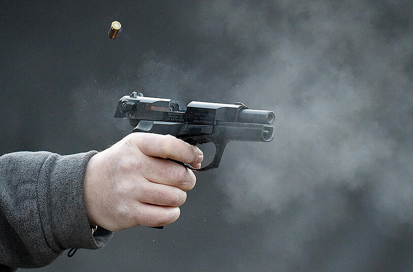 Schüsse aus einer solchen Schreckschusspistole sorgten für einen Polizeieinsatz. (Symbolbild)
