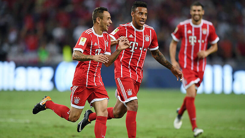 Die Profis des FC Bayern feiern ihr ersehntes ErfolgserlebnisDas war wieder ziemlich Bayern-like. Mit 3:2 (3:1) besiegt der deutsche Meister Englands Champion FC Chelsea nach starkem Start in Singapur. Es war der erste Erfolg auf der so strapaziösen Asien-Reise.