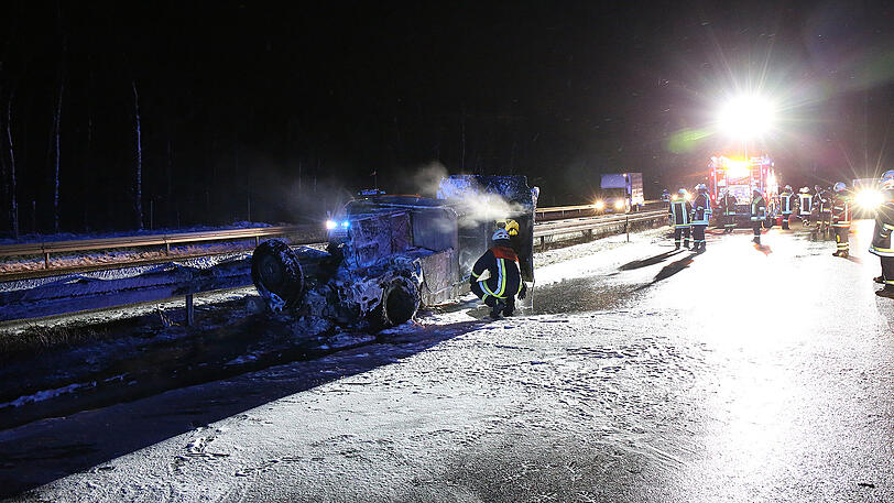 Nachdem der in Flammen stehende Hummer unkontrolliert über die Autobahn gerollt war, brannte er an der Mittelleitplanke völlig aus. Die Bilder.