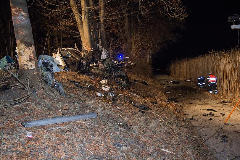 Der Fahrer krachte am Samstagabend mit seinem Suzuki in einen Baum. Er verstarb noch an der Unfallstelle.
