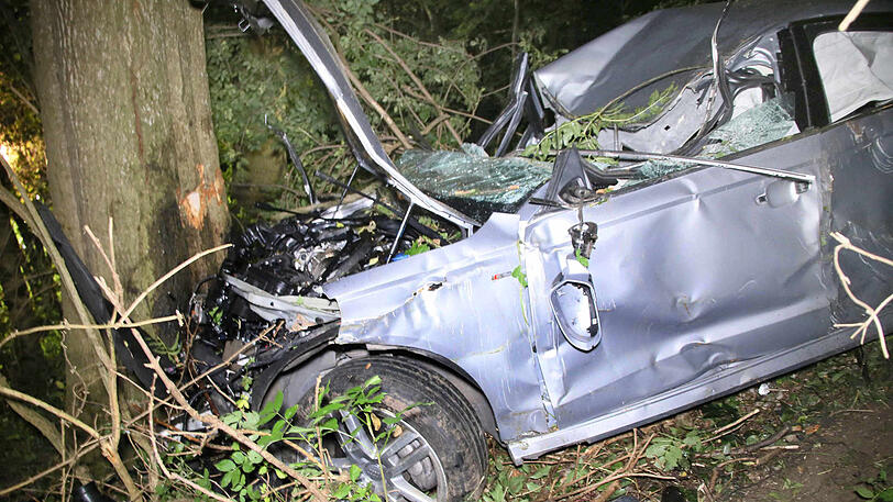 Der Audi-Fahrer fuhr einen Hang hinunter und krachte gegen einen Baum. Die Bilder vom Unfallort.