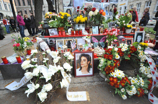 Echte Fans: Die Michael-Jackson-Anhänger wollen, dass das improvisierte Denkmal gegenüber vom Bayerischen Hof erhalten bleibt. Auch in einer Bürgerversammlung haben sich die Einwohner für den Erhalt ausgesprochen.