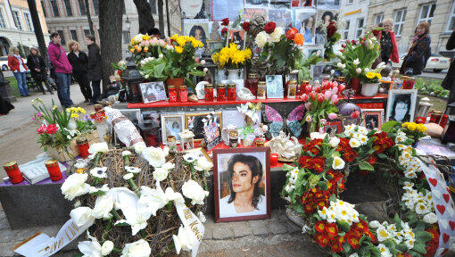 Echte Fans: Die Michael-Jackson-Anhänger wollen, dass das improvisierte Denkmal gegenüber vom Bayerischen Hof erhalten bleibt. Auch in einer Bürgerversammlung haben sich die Einwohner für den Erhalt ausgesprochen. Echte Fans: Die Michael-Jackson-Anhänger wollen, dass das improvisierte Denkmal gegenüber vom Bayerischen Hof erhalten bleibt. Auch in einer Bürgerversammlung haben sich die Einwohner für den Erhalt ausgesprochen.