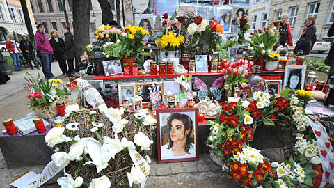 Echte Fans: Die Michael-Jackson-Anhänger wollen, dass das improvisierte Denkmal gegenüber vom Bayerischen Hof erhalten bleibt. Auch in einer Bürgerversammlung haben sich die Einwohner für den Erhalt ausgesprochen.