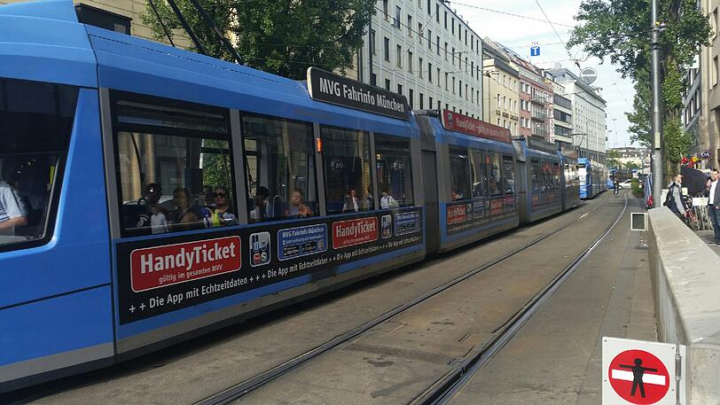 Ein Mann droht vom Baukran in der Schillerstraße zu springen - Gaffer blockieren die Rettungsmaßnahmen!