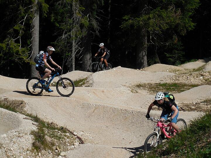 In einem Hinderniss-Parcour können geübte Biker ihre Können beweisen.