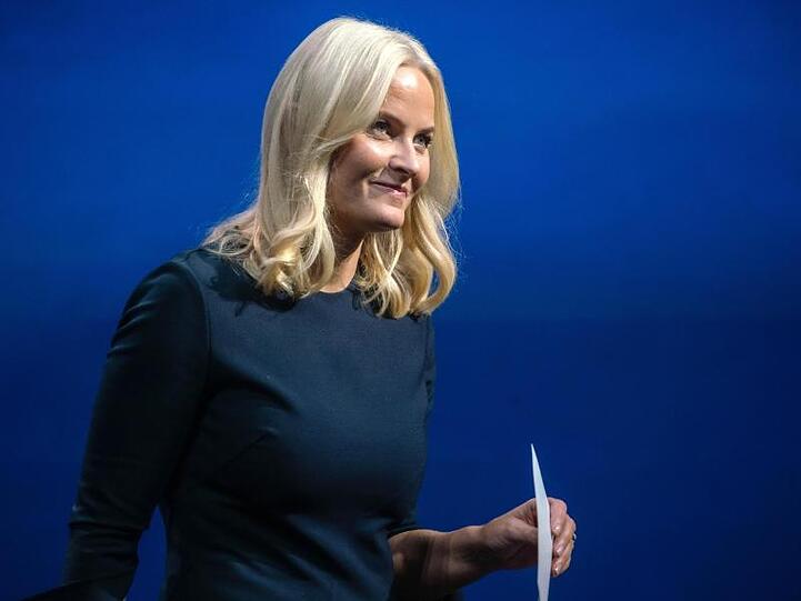 Kronprinzessin Mette-Marit trägt bei der Eröffnungsfeier der Frankfurter Buchmesse ein Gedicht vor.