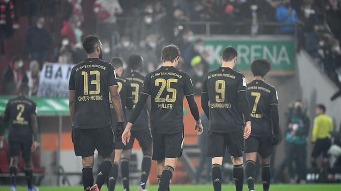 In Augsburg unterlagen die Bayern mit 1:2, Dortmund ist wieder dran.