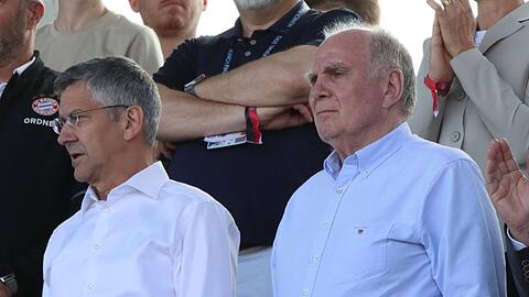 Zwei, die künftig (wieder) verstärkt die Fäden ziehen beim FC Bayern: Präsident Herbert Hainer (l.) und FCB-Patron Uli Hoeneß.