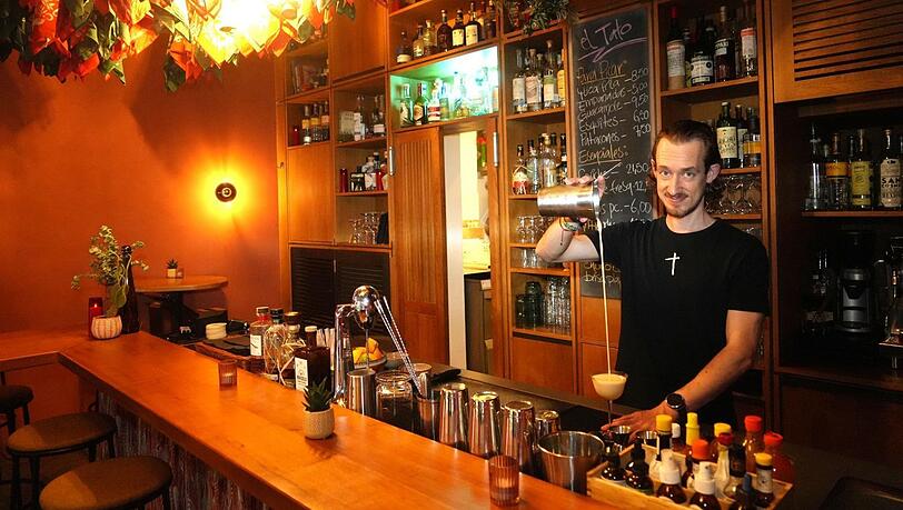 Chris Schmidt Sanchez mixt im El Tato in der Buttermelcherstraße ausgefallene Cocktails zum Beispiel mit Chilipuder.