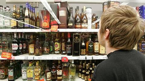 Vorglühen vor dem Besuch der Kirchweih: Das Mitbringen von Alkohol ist jetzt verboten.