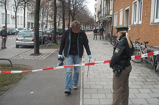 Tatort Schwabing: Eine Frau hat in Schwabing offenbar wahllos auf Passanten eingestochen. Die Bilder vom Tatort und der Spurensicherung