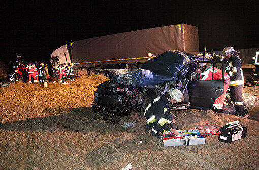 Zwei Tote und mehrere Schwerverletzte bei Verkehrsunfall nahe Ampfing &ndash; Voll besetztes Auto raste in entgegenkommenden Lkw. Die Bilder vom schreckilchen Crash.