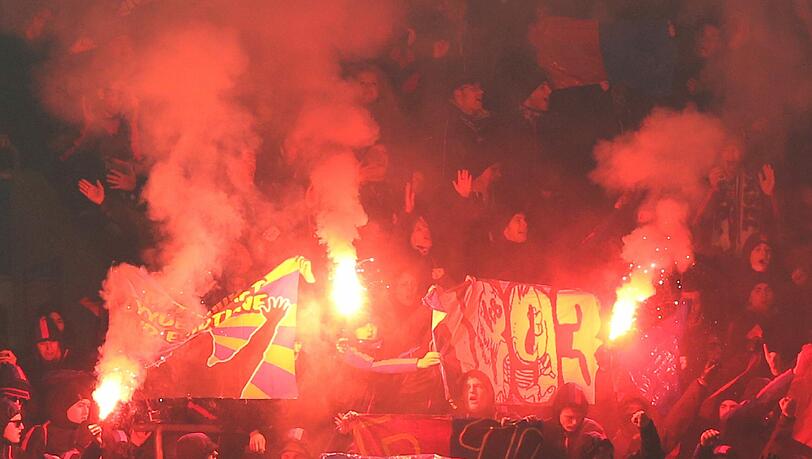 Ein Schalker Hooligan wurde jetzt zu einer Haftstrafe verurteilt. (Symbolbild) Ein Schalker Hooligan wurde jetzt zu einer Haftstrafe verurteilt. (Symbolbild)