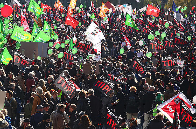 Bilder von der TTIP-Demo in Berlin. Laut Polizei nahmen rund hunderttausend Menschen am Protestmarsch durch die Hauptstadt teil.