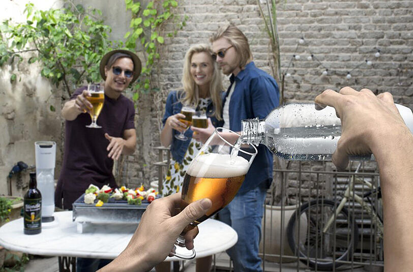 Einfach Sprudelwasser auf den Biersirup, fertig ist das Pils - zumindest auf den Hochglanz-Werbefotos des Herstellers.