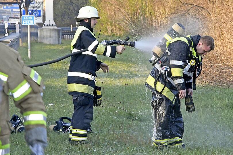 Auf der A9 ist ein Lkw komplett ausgebrannt - er hatte Tiefkühlpizza geladen.