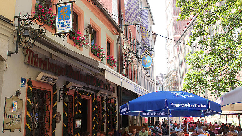 Am Bratwurst Glöckl: 3,90 Euro. Bier: Augustiner.