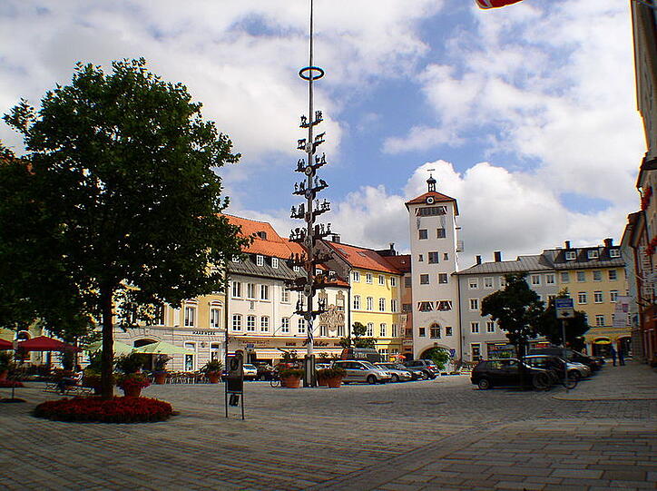 Der Stadtplatz in Traunstein mit dem Jacklturm.
