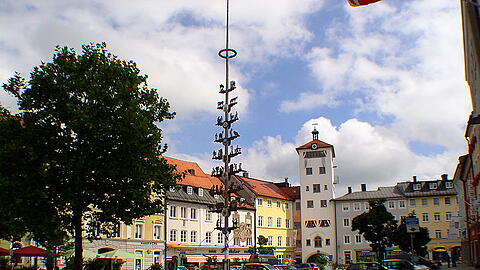 Der Stadtplatz in Traunstein mit dem Jacklturm.