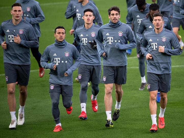 Der FC Bayern München könnte mit einem Heimsieg zumindest für eine Nacht mit dem kriselnden BVB wieder gleichziehen.