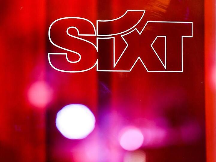Das Logo vom Autovermieter Sixt. Foto: Jens Kalaene/Archivbild