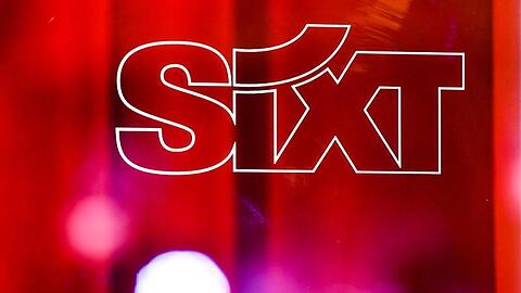 Das Logo vom Autovermieter Sixt. Foto: Jens Kalaene/Archivbild