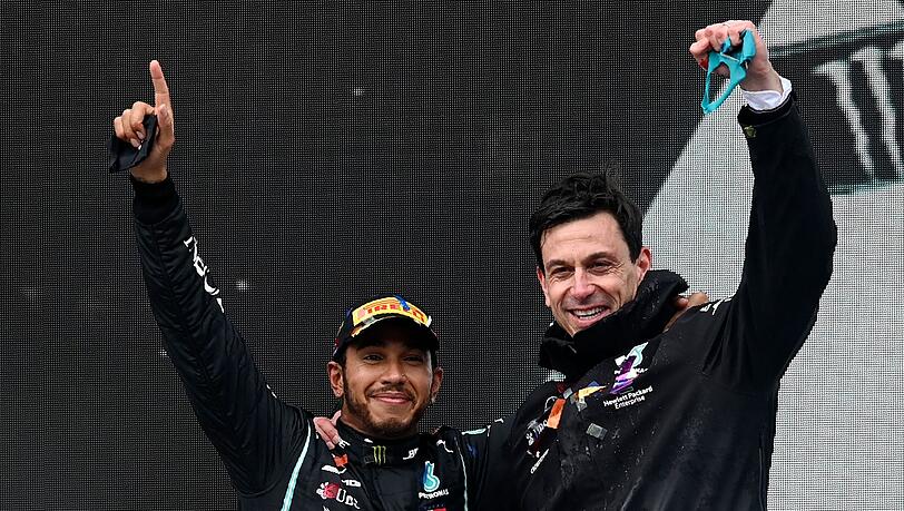 Feierten schon gemeinsam viele Siege und WM-Titel: Lewis Hamiton und Mercedes-Teamchef Toto Wolff (r).