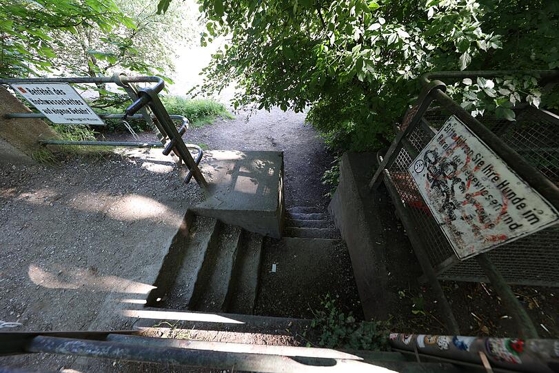 Steil bergab: Hier geht’s runter zum Isarstrand – gleich gegenüber liegt der riesige Bau des Deutschen Museums.