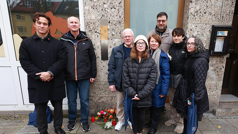 Ronald Kammer (80/Mitte) mit Nachkommen von Chaim und Marjem Both an der Gedenktafel in Sendling.