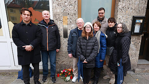 Ronald Kammer (80/Mitte) mit Nachkommen von Chaim und Marjem Both an der Gedenktafel in Sendling.