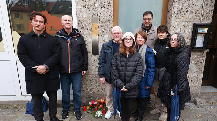 Ronald Kammer (80/Mitte) mit Nachkommen von Chaim und Marjem Both an der Gedenktafel in Sendling.