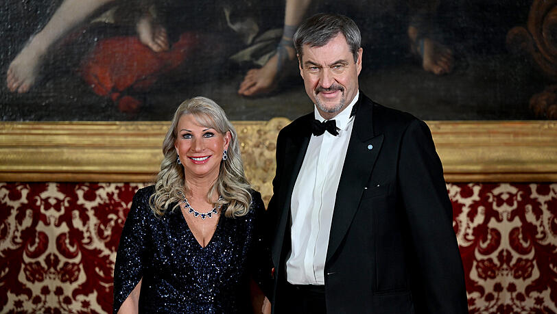 Seit 1999 ist Markus Söder mit Karin Baumüller verheiratet. Gemeinsam hat das Paar drei Kinder. Seit 1999 ist Markus Söder mit Karin Baumüller verheiratet. Gemeinsam hat das Paar drei Kinder.