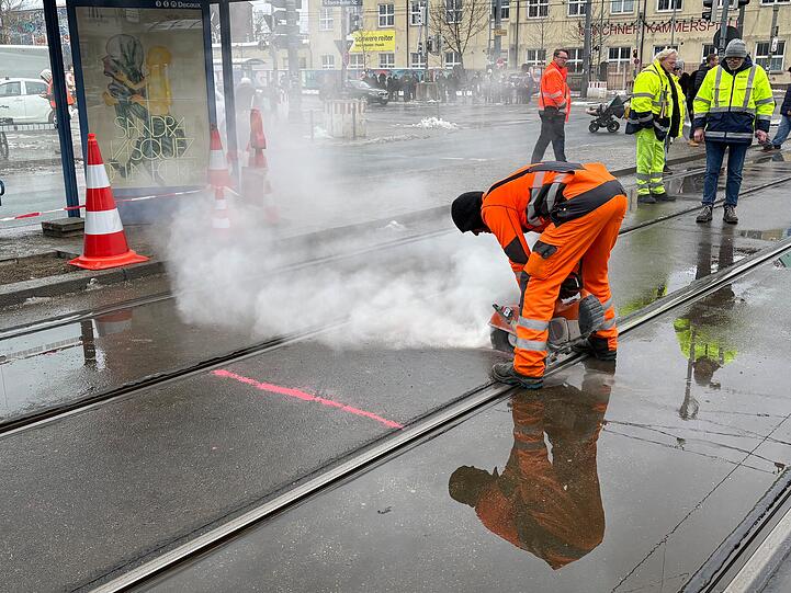 Am Leonrodplatz senkt der Boden sich ab. Zwei tiefe Löcher sind entstanden. Am Leonrodplatz senkt der Boden sich ab. Zwei tiefe Löcher sind entstanden.
