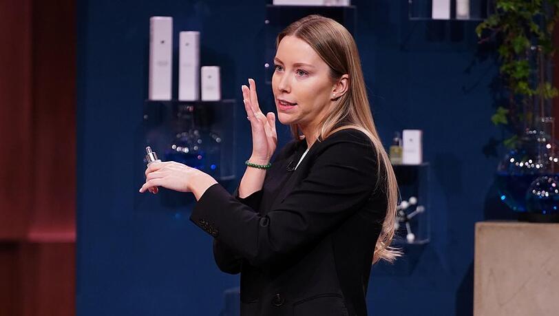 Die ehemalige Kriminalpolizistin Laura Valentin pr&auml;sentiert eine Hautpflege mit na&uuml;rlichem Botox-Effekt.