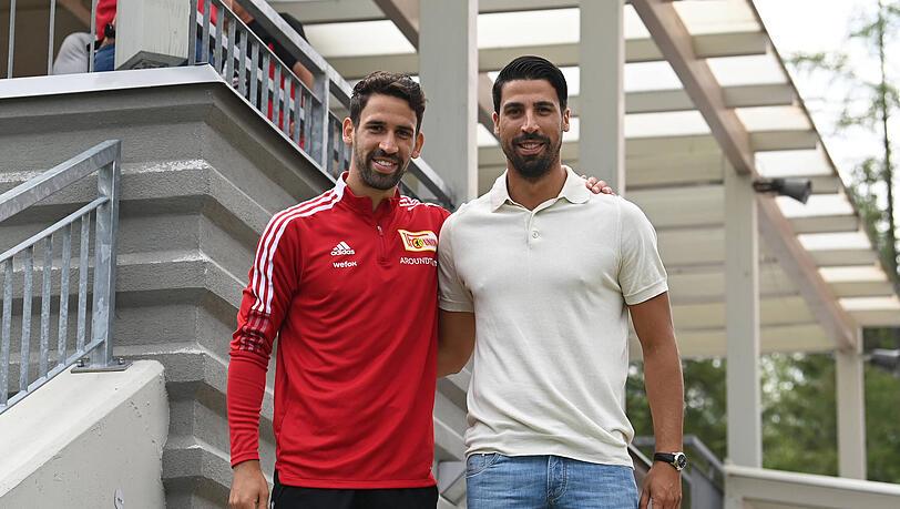 Fu&szlig;baller Rani Khedira (li.) neben seinem ber&uuml;hmten Bruder Sami Khedira.