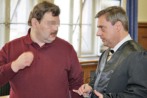 Der angeklagte Maurer Frank W. (41, l.) mit Verteidiger Karl Herzog, der ein zweites Gutachten beantragte.
