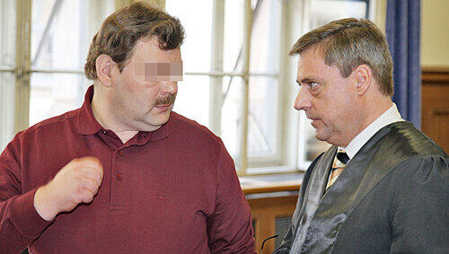 Der angeklagte Maurer Frank W. (41, l.) mit Verteidiger Karl Herzog, der ein zweites Gutachten beantragte. Der angeklagte Maurer Frank W. (41, l.) mit Verteidiger Karl Herzog, der ein zweites Gutachten beantragte.