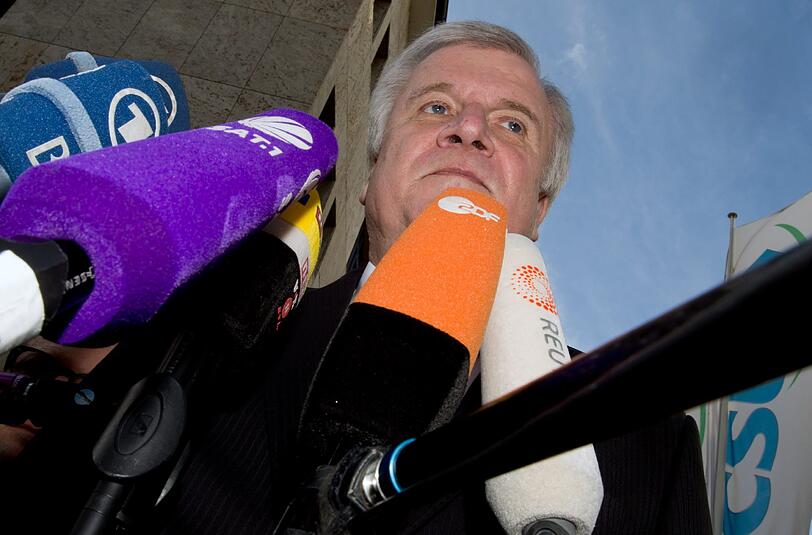 Der bayerische Ministerpräsident und CSU-Parteivorsitzende Horst Seehofer steht am 14.10.2013 in München vor Beginn der der CSU-Präsidiumssitzung hinter den diversen Mikrofonen von Fernsehsendern.