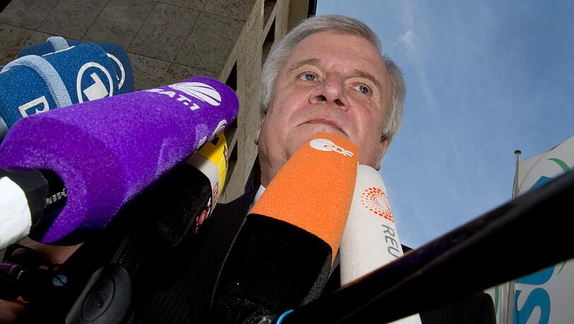 Der bayerische Ministerpräsident und CSU-Parteivorsitzende Horst Seehofer steht am 14.10.2013 in München vor Beginn der der CSU-Präsidiumssitzung hinter den diversen Mikrofonen von Fernsehsendern. Der bayerische Ministerpräsident und CSU-Parteivorsitzende Horst Seehofer steht am 14.10.2013 in München vor Beginn der der CSU-Präsidiumssitzung hinter den diversen Mikrofonen von Fernsehsendern.