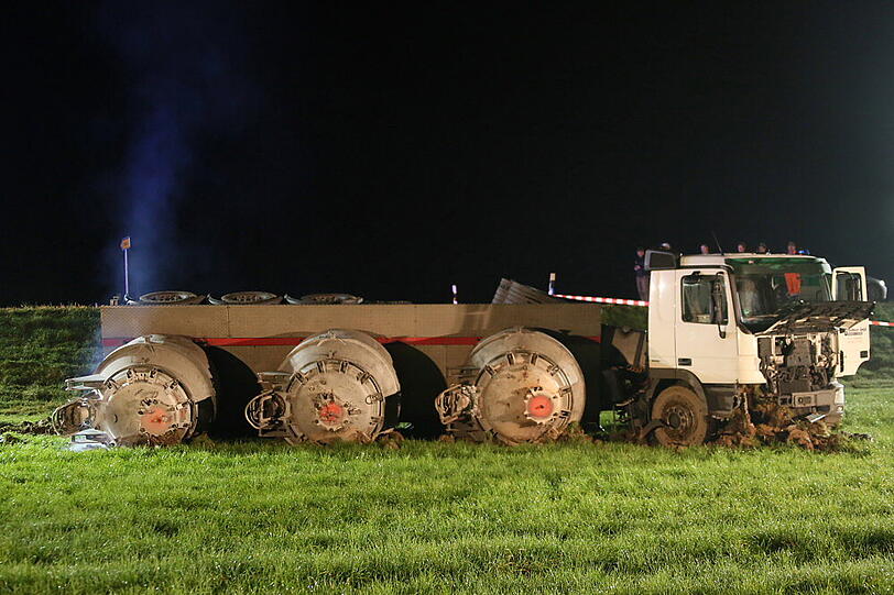 Irre Bilder aus dem Landkreis Mühldorf: Ein Lkw, der 800 Grad heißes Aluminium geladen hatte, ist umgekippt. Das flüssige Metall ist teilweise ausgelaufen. Die Fotos vom Unfallort.