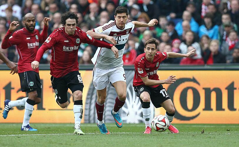 ROBERT LEWANDOWSKI - NOTE 4 - Kam nach 32 Minuten, um das System wieder wie gewohnt auf 4-4-2 umzustellen. Bekam eine &bdquo;Kopfnuss&ldquo; vor dem Elfmeterpfiff als er einen Kopfball auf Kniehöhe versuchte. Er gab alles in diesem Duell. Nur: ein Elfer war's nicht. Sonst? Wenig.