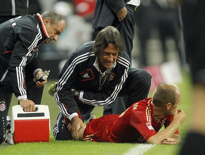 Und er legte an zahlreichen Spielern Hand an. Von Arjen Robbern, der nach eigener Aussage sogar extra wegen des Bayern-Docs verlängert hat, über ...