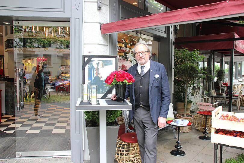 Siegfried "Siggi" Gläser, Ladenleiter des Stammhauses: &bdquo;Ich kenne Gerd Käfer schon seit 39 Jahren. Für mich war er wie ein Vater und ich war sein Sohn. Er war immer gerecht. Seit seinem Tod geht eine große Traurigkeit durch unser Haus, aber auf den Laden darf das keinerlei Auswirkungen haben. Zu sagen, man macht einfach zu, wegen einer Beerdigung, das hätte er nie gewollt. Es ist nur in seinem Sinne, dass das Geschäft weitergeht.
Ich selbst habe den Altar für ihn vor dem Eingang aufgestellt und habe viele, auch junge Leute gesehen, die davor standen und sich bekreuzigt haben. Nachdem selbst mir, obwohl ich ja kein Mitglied der Familie bin, am Samstag 30 Leute ihr Beileid ausgesprochen haben, habe ich jetzt auch ein Kondolenzbuch ausgelegt. Es hatten schon drei Leute danach gefragt.
Eigentlich war sein Tod ja zu erwarten, aber als dann der Zeitpunkt, die Stunde X da war, konnte es doch niemand von uns richtig fassen. Gerd Käfer war mein Mentor und großes Vorbild.&ldquo;