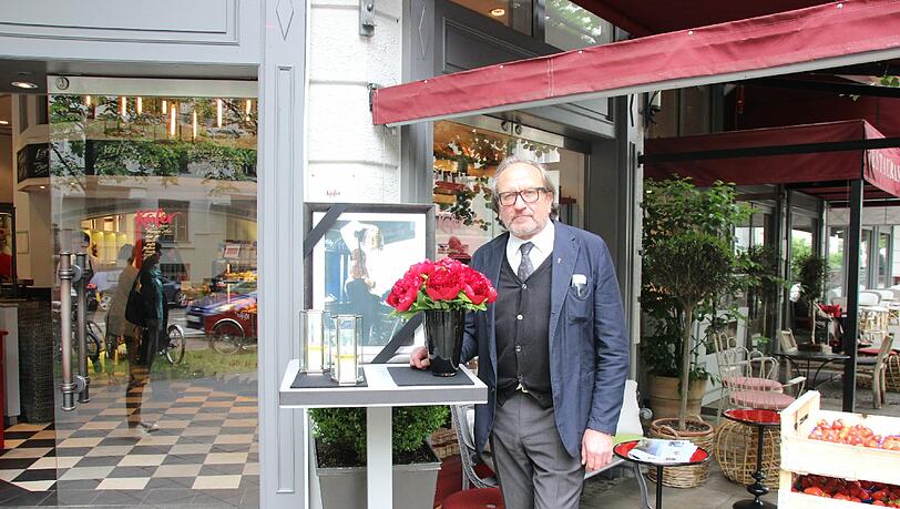 Siegfried "Siggi" Gläser, Ladenleiter des Stammhauses: &bdquo;Ich kenne Gerd Käfer schon seit 39 Jahren. Für mich war er wie ein Vater und ich war sein Sohn. Er war immer gerecht. Seit seinem Tod geht eine große Traurigkeit durch unser Haus, aber auf den Laden darf das keinerlei Auswirkungen haben. Zu sagen, man macht einfach zu, wegen einer Beerdigung, das hätte er nie gewollt. Es ist nur in seinem Sinne, dass das Geschäft weitergeht.
Ich selbst habe den Altar für ihn vor dem Eingang aufgestellt und habe viele, auch junge Leute gesehen, die davor standen und sich bekreuzigt haben. Nachdem selbst mir, obwohl ich ja kein Mitglied der Familie bin, am Samstag 30 Leute ihr Beileid ausgesprochen haben, habe ich jetzt auch ein Kondolenzbuch ausgelegt. Es hatten schon drei Leute danach gefragt.
Eigentlich war sein Tod ja zu erwarten, aber als dann der Zeitpunkt, die Stunde X da war, konnte es doch niemand von uns richtig fassen. Gerd Käfer war mein Mentor und großes Vorbild.&ldquo;