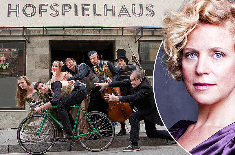 Der Regisseur Dominik Wilgenbus (rechts, in Schwarz) mit seinem Blumenkohl-Ensemble vor dem Hofspielhaus. Rechts: Theater-Chefin Christiane Brammer