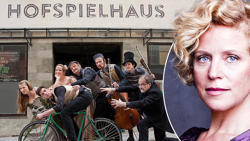 Der Regisseur Dominik Wilgenbus (rechts, in Schwarz) mit seinem Blumenkohl-Ensemble vor dem Hofspielhaus. Rechts: Theater-Chefin Christiane Brammer Der Regisseur Dominik Wilgenbus (rechts, in Schwarz) mit seinem Blumenkohl-Ensemble vor dem Hofspielhaus. Rechts: Theater-Chefin Christiane Brammer