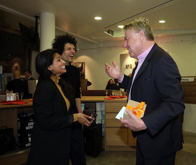 Die Preisstifter Sajna Weber und Thorsten Bulander von Saatmunich Design und Dietmar Holzapfel (r.) von der Deutschen Eiche.