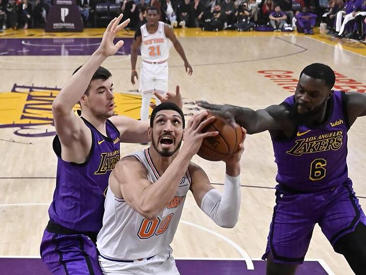 In den USA ein Star, in der Türkei im Fokus: Enes Kanter (M).